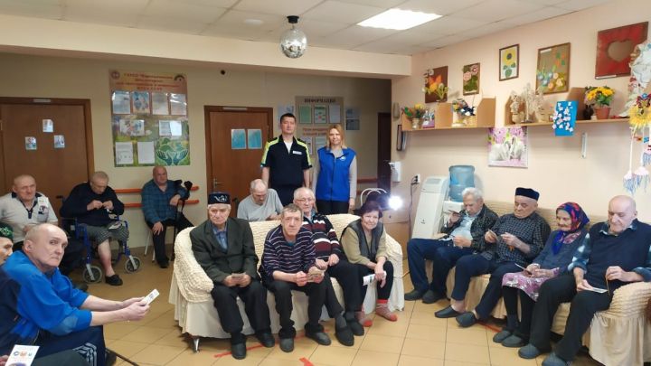 Госавтоинспекторы встретились с жителями Корноуховского дома-интерната