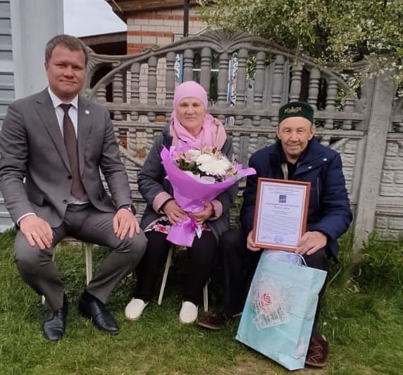 Руководства Рыбно-Слободского района поздравили семью Надыршиных с Днём семьи