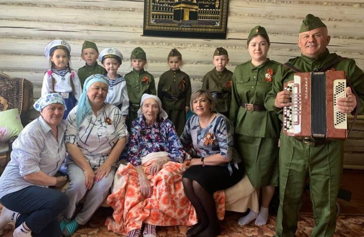 Юные рыбнослободцы вместе с педагогами поздравили труженицу тыла с наступающим Днём Победы