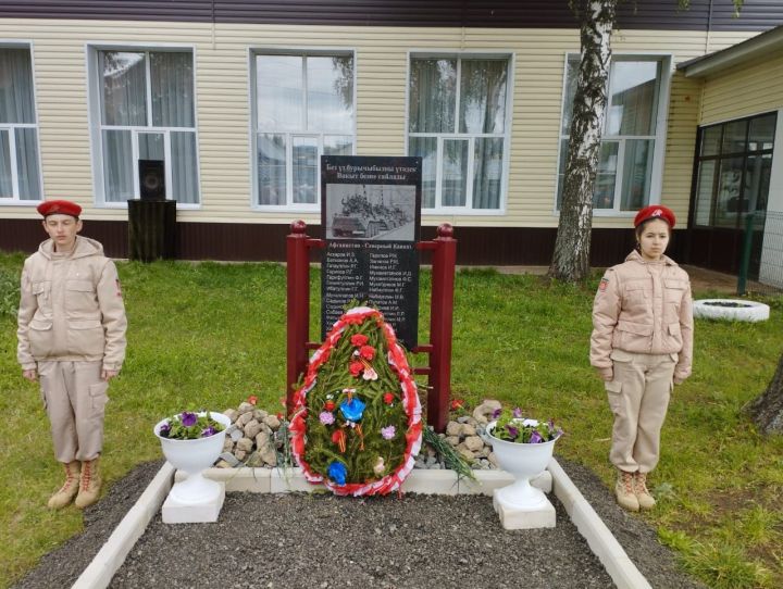 Ильдус  Муталлапов открыл памятник участникам боевых действий в Афганистане, уроженцам с. Кугарчино.