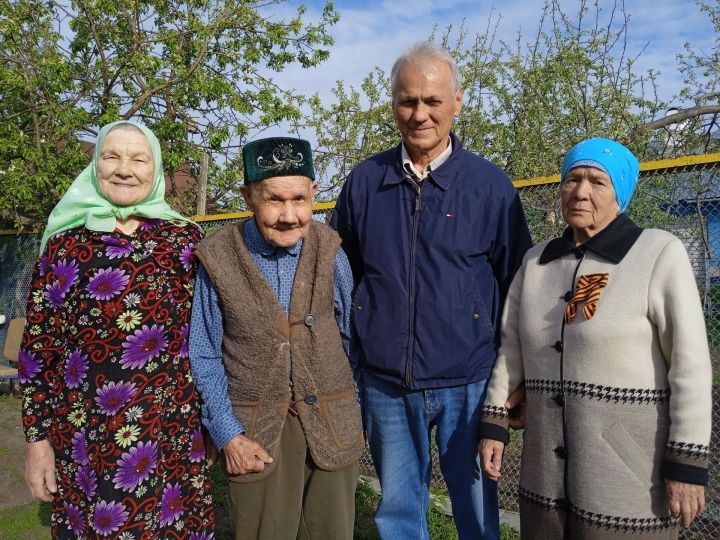 Председатель Совета ветеранов побывал в гостях у своих любимых учителей