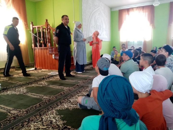 В центральной мечети Рыбно - Слободского района сотрудники ГИБДД  провели профилактическию встречу