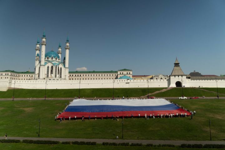 В Казани развернули 50-метровый триколор в честь Дня Флага России