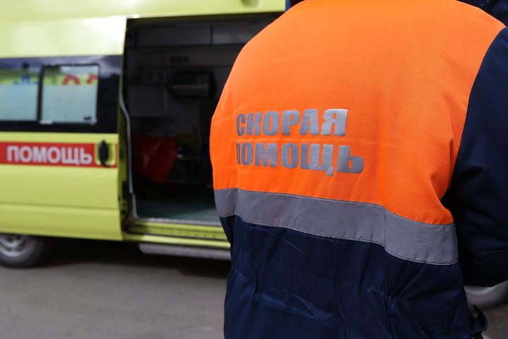 В Казани легковой автомобиль сбил женщину на остановке, пострадавший-в больнице