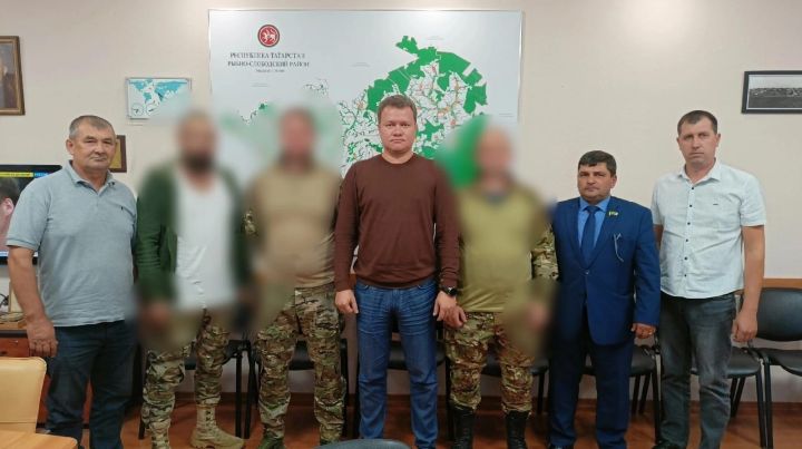 Радик Ислямов встретился с военнослужащими из зоны СВО, которые приехали домой в отпуск.