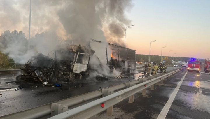В страшной аварии на мосту через Каму сгорели два грузовика