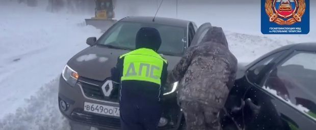 ГИБДД показала на видео, как автоинспекторы в Татарстане помогают водителям в непогоду