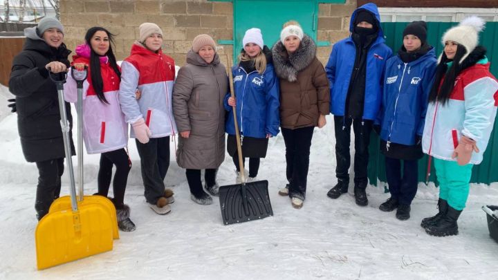 Справляемся со стихией вместе: молодежь Татарстана активно помогает жителям республики бороться со снегопадом
