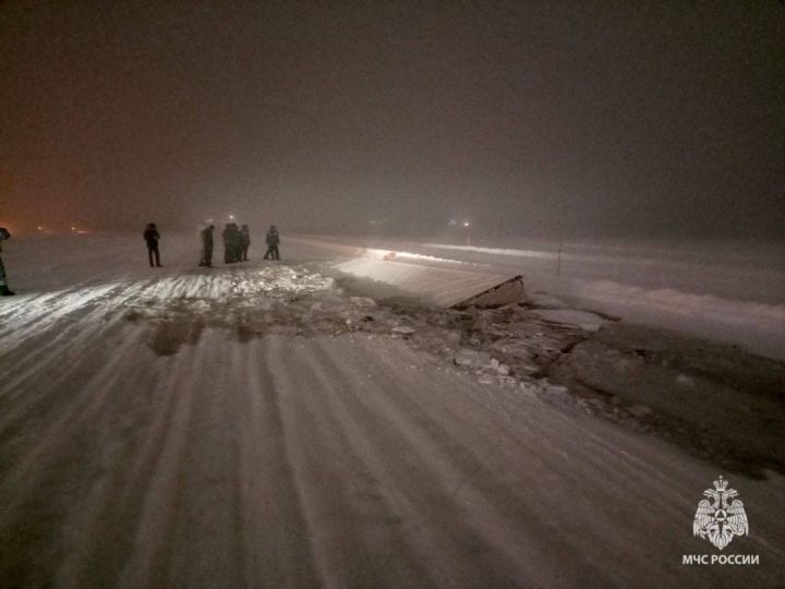 Под лед ушел грузовик на ледовой переправе