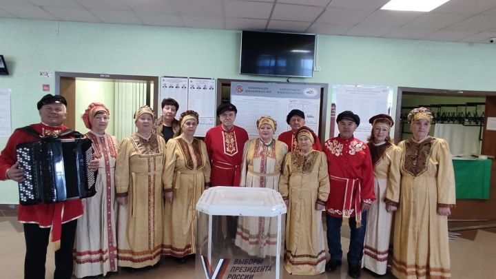 Народный фольклорный ансамбль “Омет” и русский народный хор «Калинушка» пришли на выборы всем коллективом