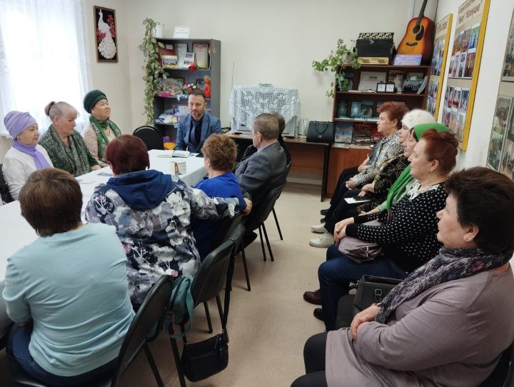 Главный врач Рыбно-Слободского района встретился с жителями и ответил на интересующие их вопросы