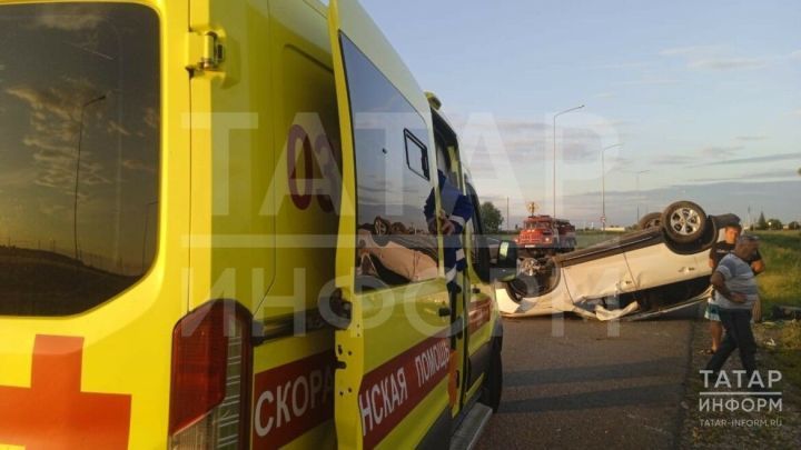 Водителя зажало в перевернувшейся легковушке