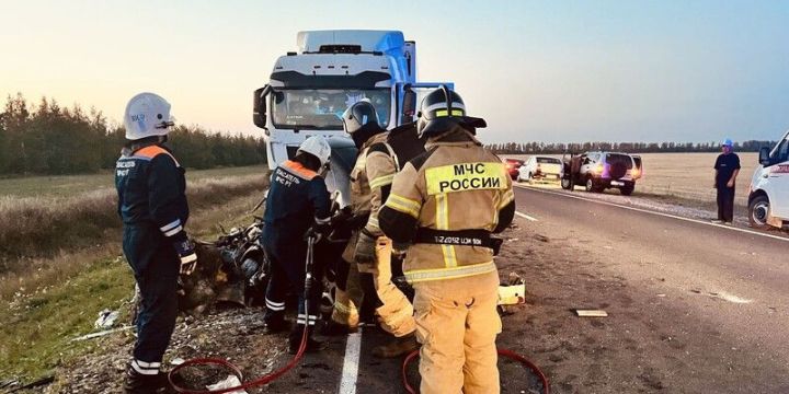 Появились фото смертельного ДТП в Алексеевском районе Татарстана