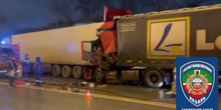 Трагедия на дороге: водитель фуры погиб в столкновении с припаркованным грузовиком в Казани