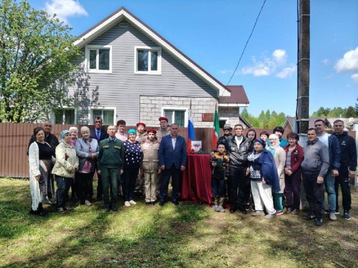 Память жива: в Рыбной Слободе открыли мемориальную доску герою Абдулхаю Ахмядиеву