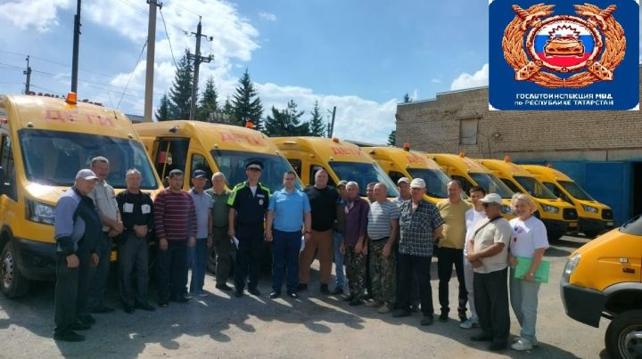 Проверка школьных автобусов перед началом учебного года