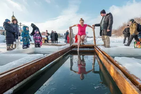 Кто не должен купаться в проруби: мнения врачей о рисках