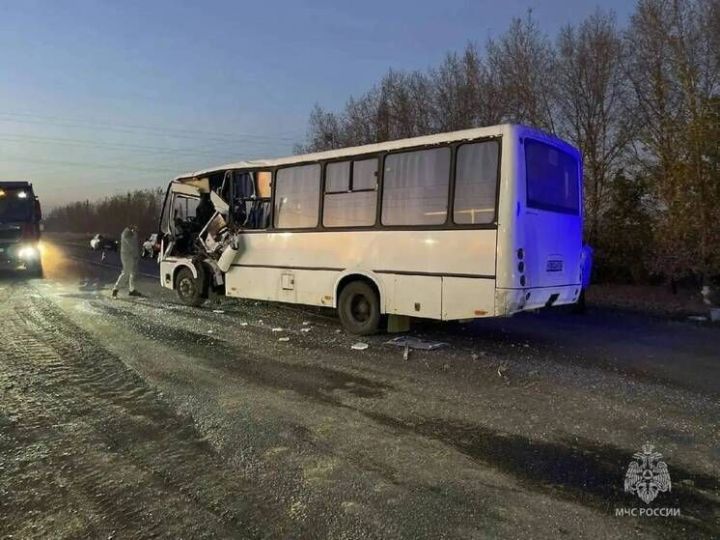 В Татарстане шесть человек пострадали в ДТП с автобусом и самосвалом