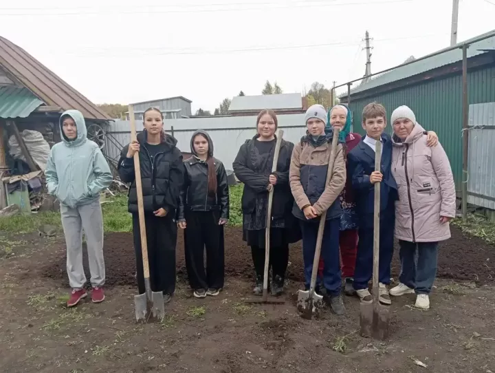 Школьники Кутлу-Букаша помогли ветеранам и благоустроили памятники