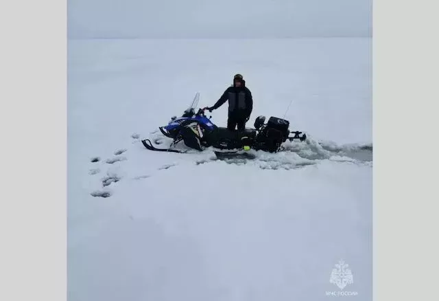 Оперативное спасение рыбака с поломанным снегоходом на Каме