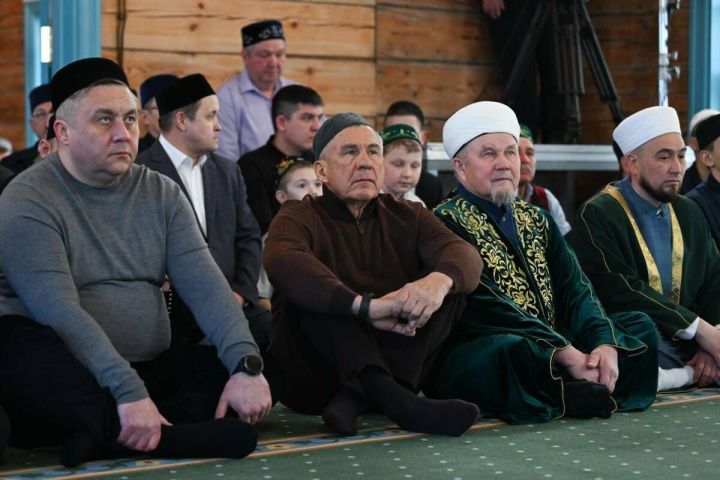 Раис Татарстана посетил праздничный намаз в обновленной мечети Айбаш