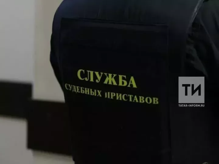 Должник по алиментам спрятался под одеялом от приставов