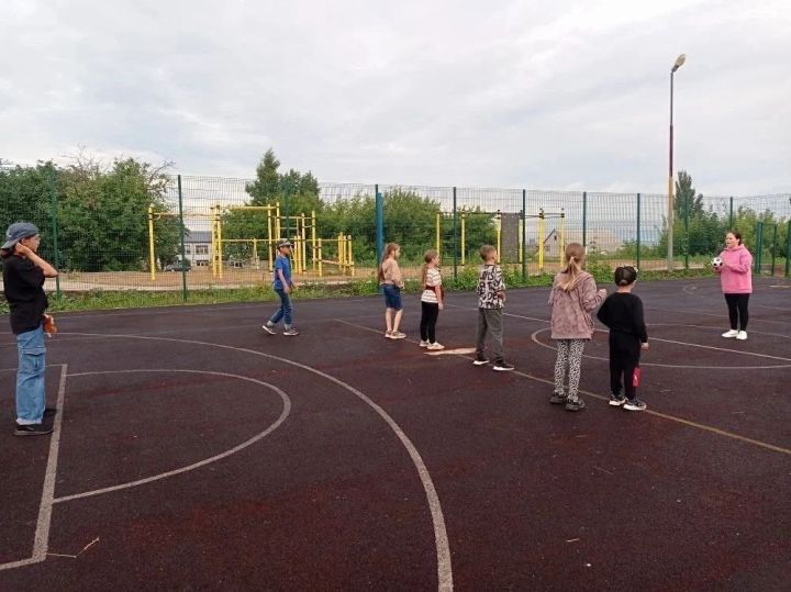 «Игровая программа „Империя детства“ в сквере гимназииРыбно - Слободского района