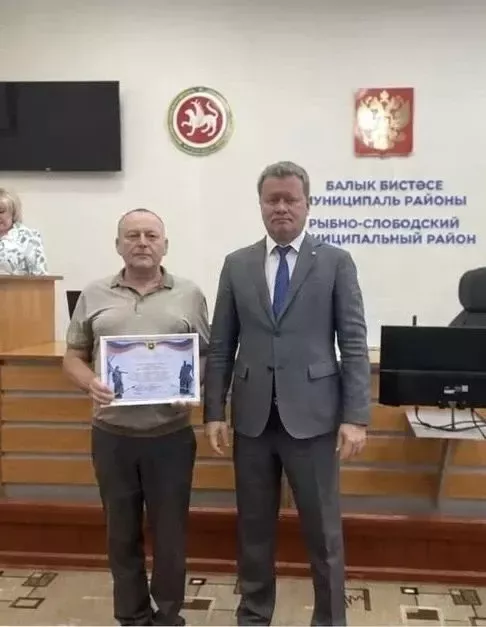 Глава Рыбно-Слободского района вручил коллегам награды