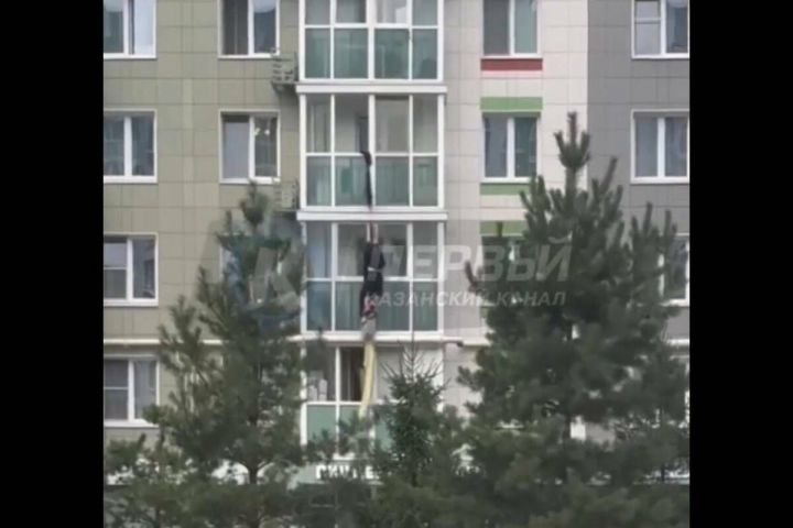 Медики оказали помощь упавшему с четвёртого этажа