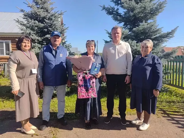 Глава района поздравил Рамзию Камалиеву с юбилеем