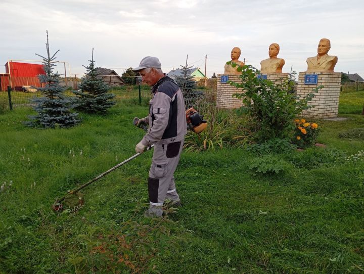 Сельский дом культуры организовал субботник у памятника